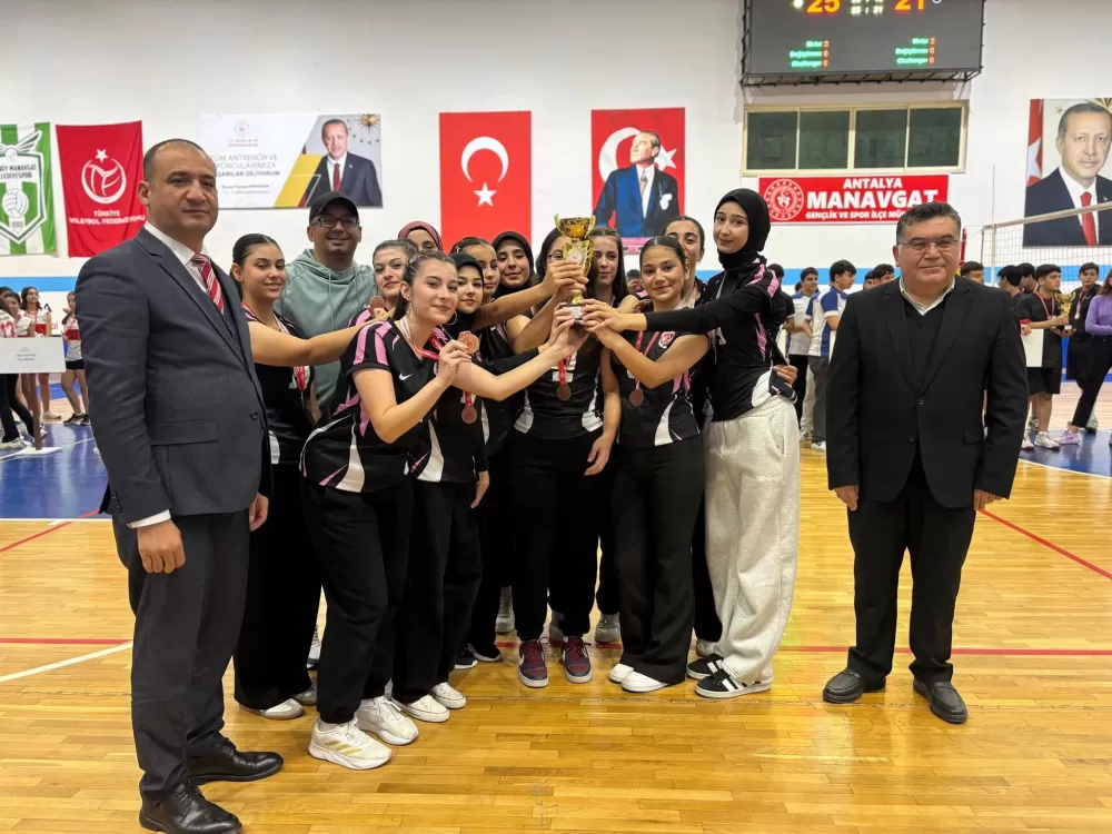 Hem öğrenci, hem okul müdürü olarak voleybolda kupalar kaldırmayı başardı
