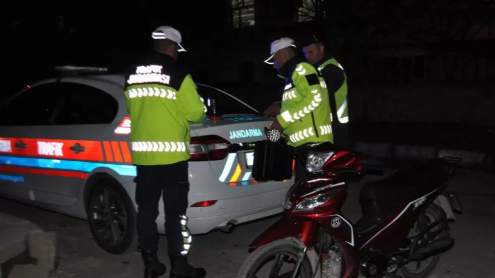 Isparta'da bir gecede 206 araç kontrol edildi 4 araç trafikten men edildi