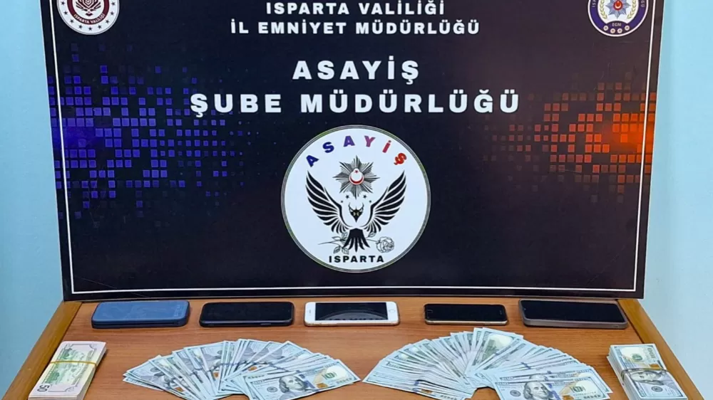 Isparta'da Kendilerini polis olarak tanıtıp milyonluk vurgun yapan 3 şüpheli paralarla yakalandı 