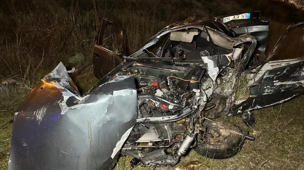  İzmir-Uşak karayolunda otomobil şarampole devrildi  2 ölü, 1 ağır yaralı