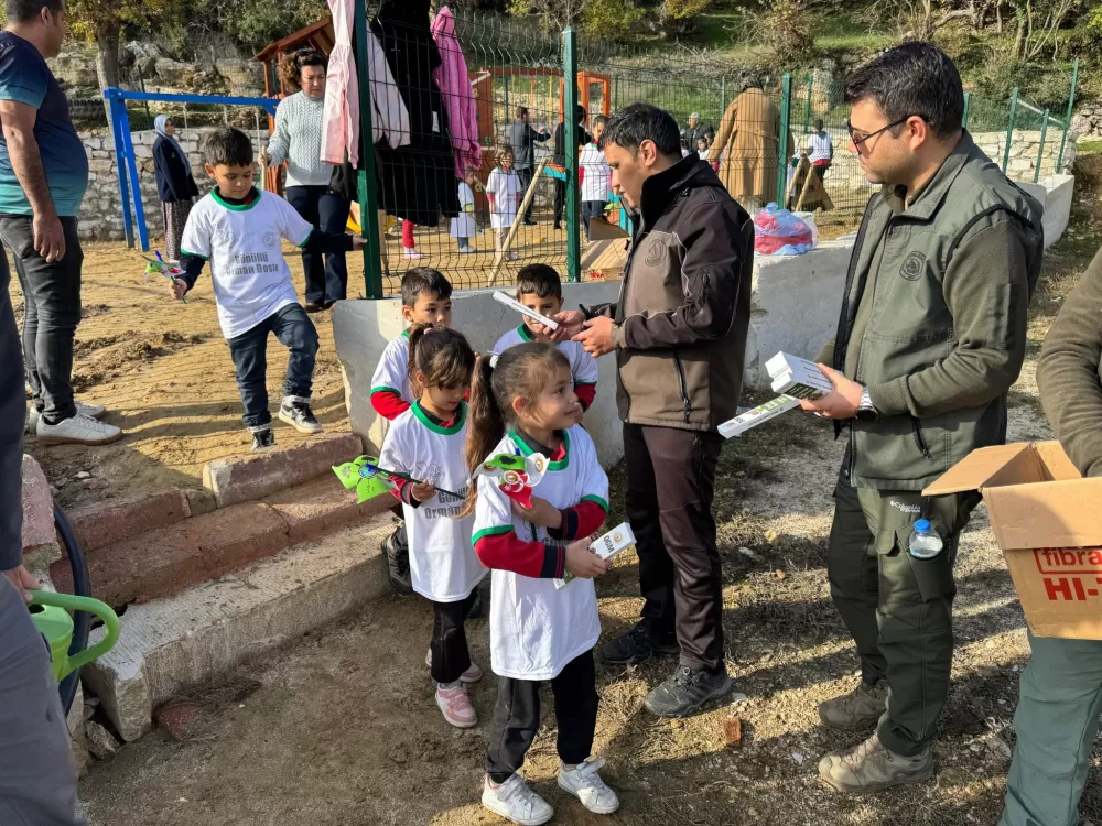 Bucak'ta minikler fidanları toprakla buluşturdu