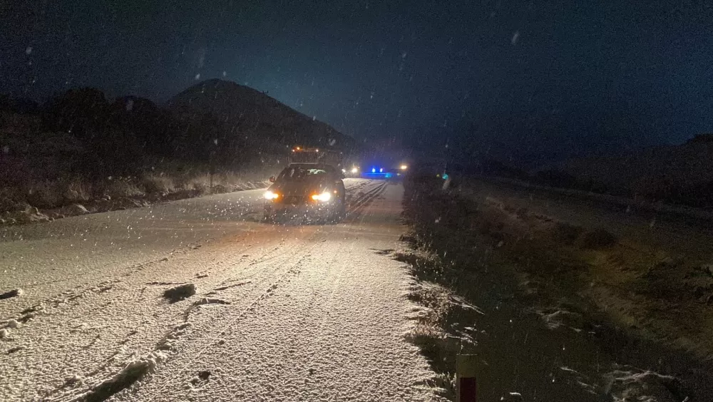 Burdur'da kar yağışı nedeniyle birçok araç yola kaldı