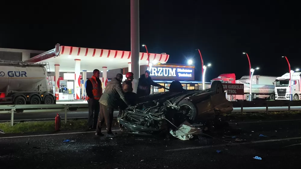Ankara-Eskişehir yolu üzerinde otomobil, Tıra arkadan çarptı 1 ölü 1 ağır 3 yaralı