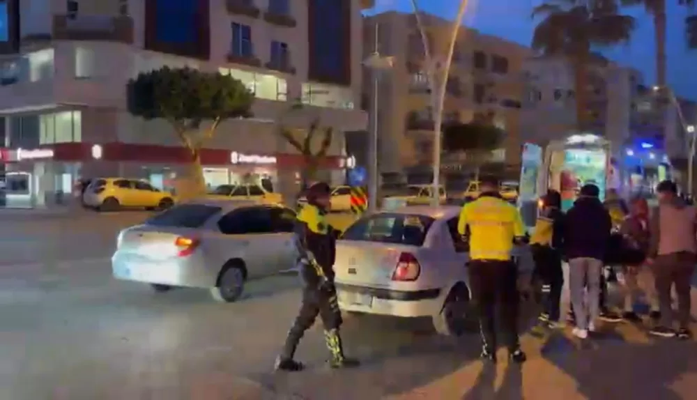 Antalya'da otomobille çarpışan motosikletli yaralandı