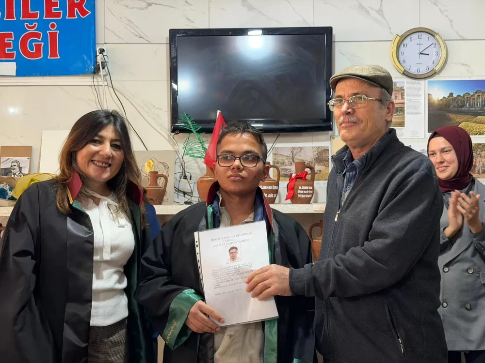 Bucak’ta engelli bireylere anlamlı jest Temsili cübbe ve ruhsat töreni