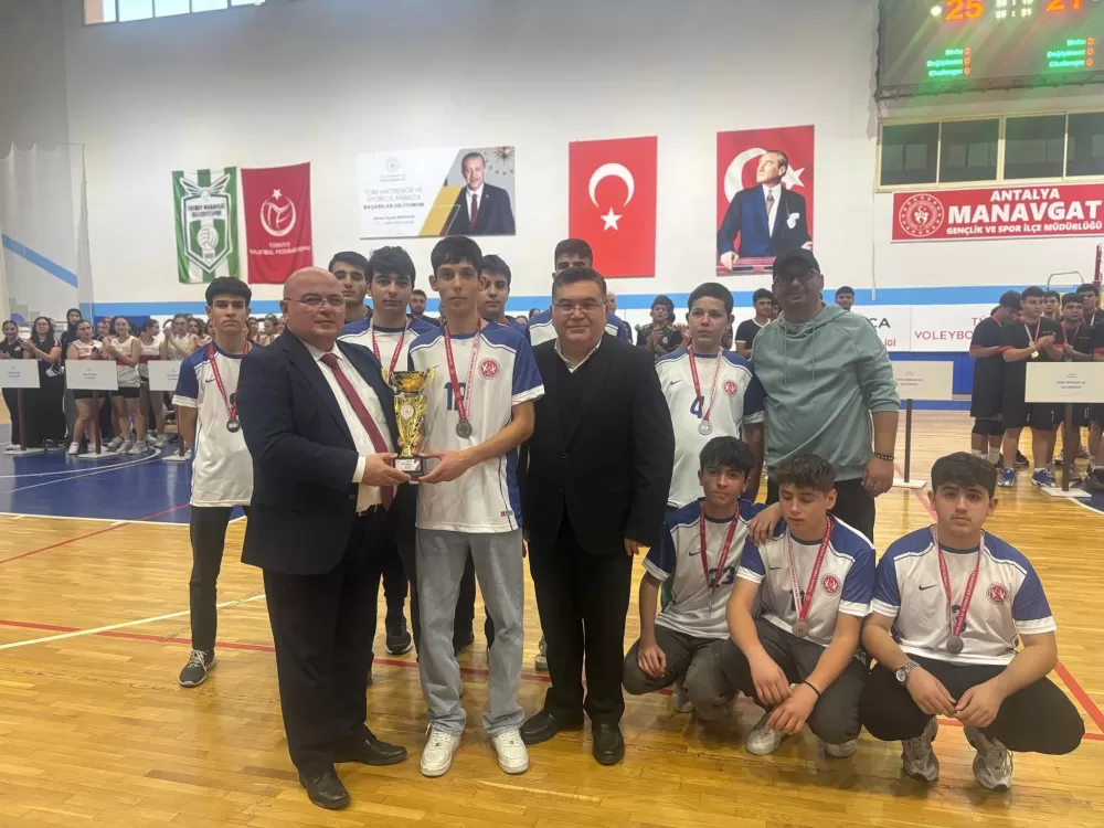 Hem öğrenci, hem okul müdürü olarak voleybolda kupalar kaldırmayı başardı