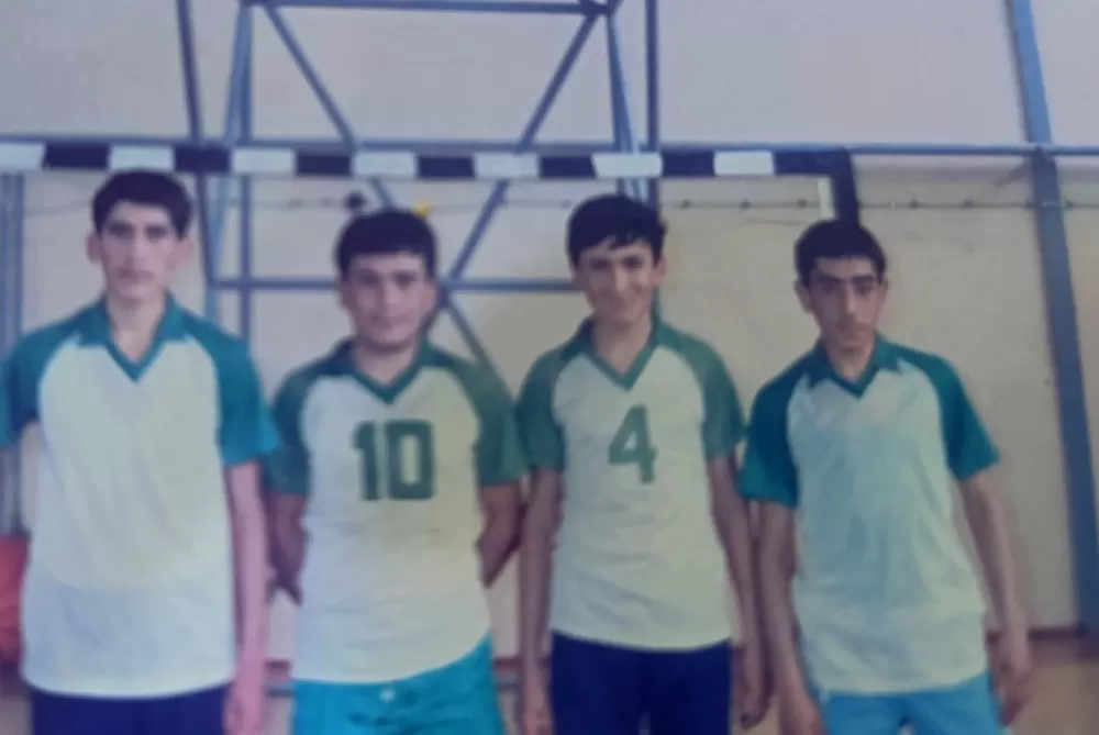 Hem öğrenci, hem okul müdürü olarak voleybolda kupalar kaldırmayı başardı
