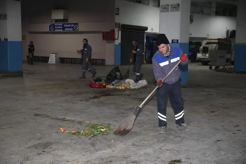 Bucak'ta pazar alanı pırıl pırıl oldu! Ekipler tertemiz yaptı