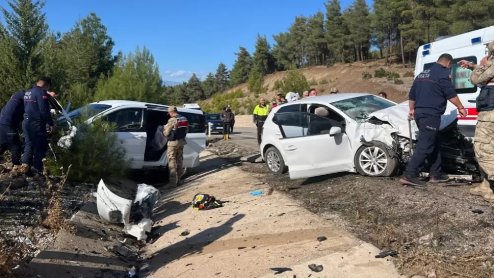  Kilis'te hafif ticari araçla otomobil çarpıştı 5'i ağır 6 yaralı