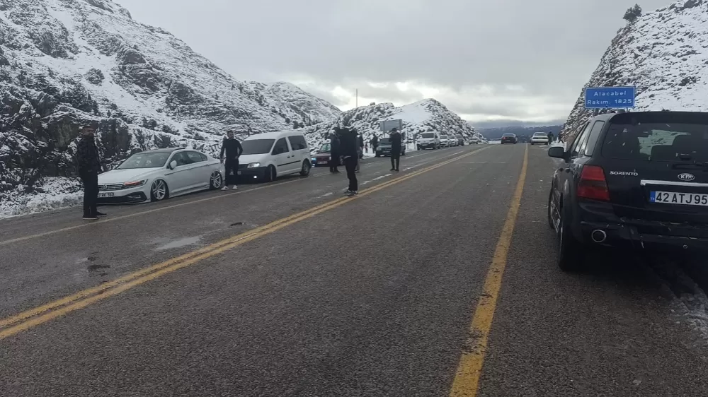 Konya Seydişehir Antalya Karayolu Alacabel'de Kar yağışı sonrası vatandaşlarla doldu 