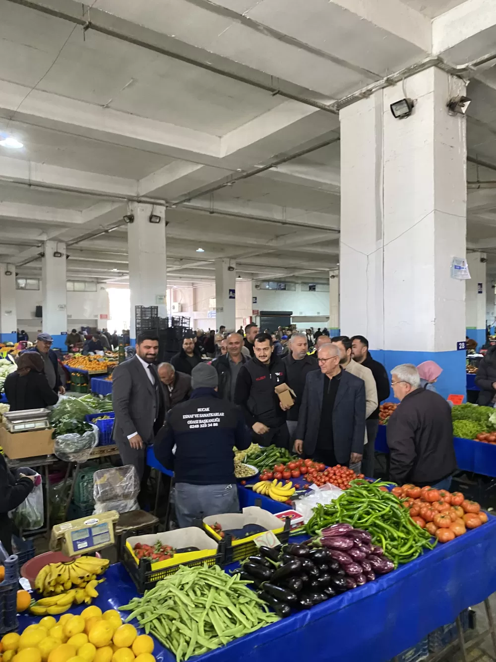 Başkan adayı Tuğcu’dan dev perşembe pazarı çıkartması! Esnaftan pazarda yoğun ilgi