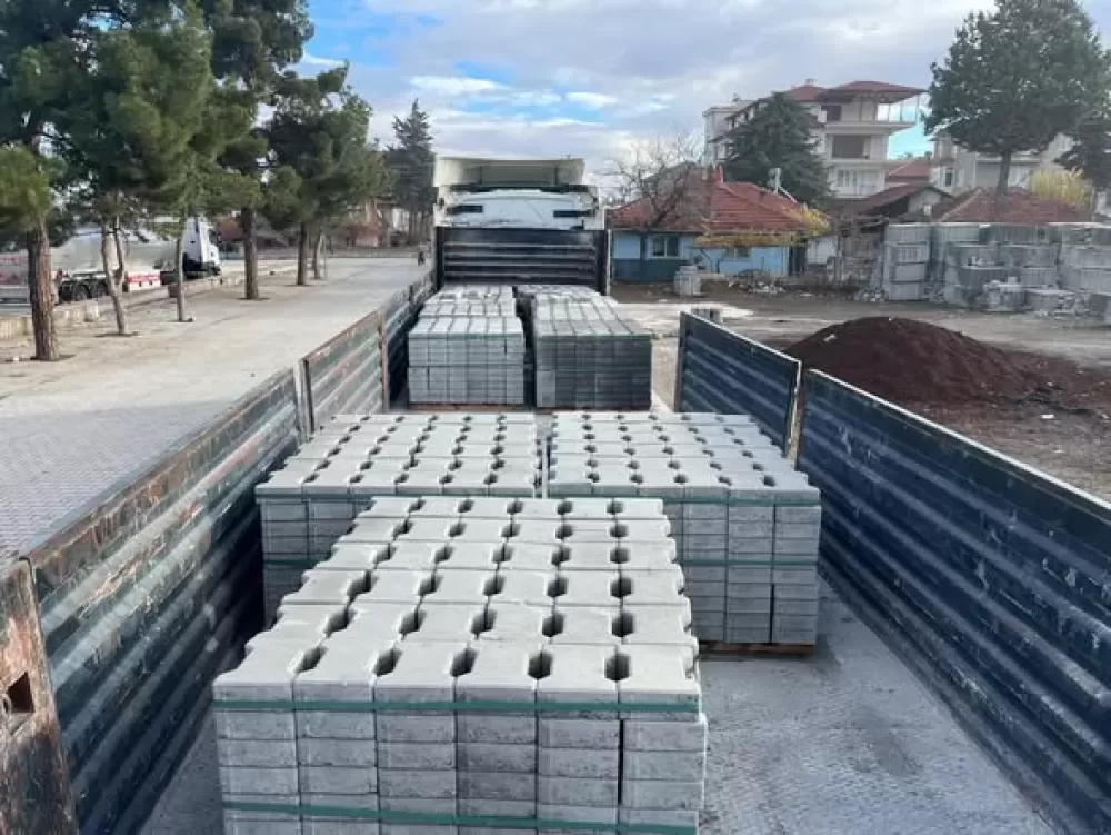 Yeşilova’da hayırsever işletmeciden kilit parke bağışı