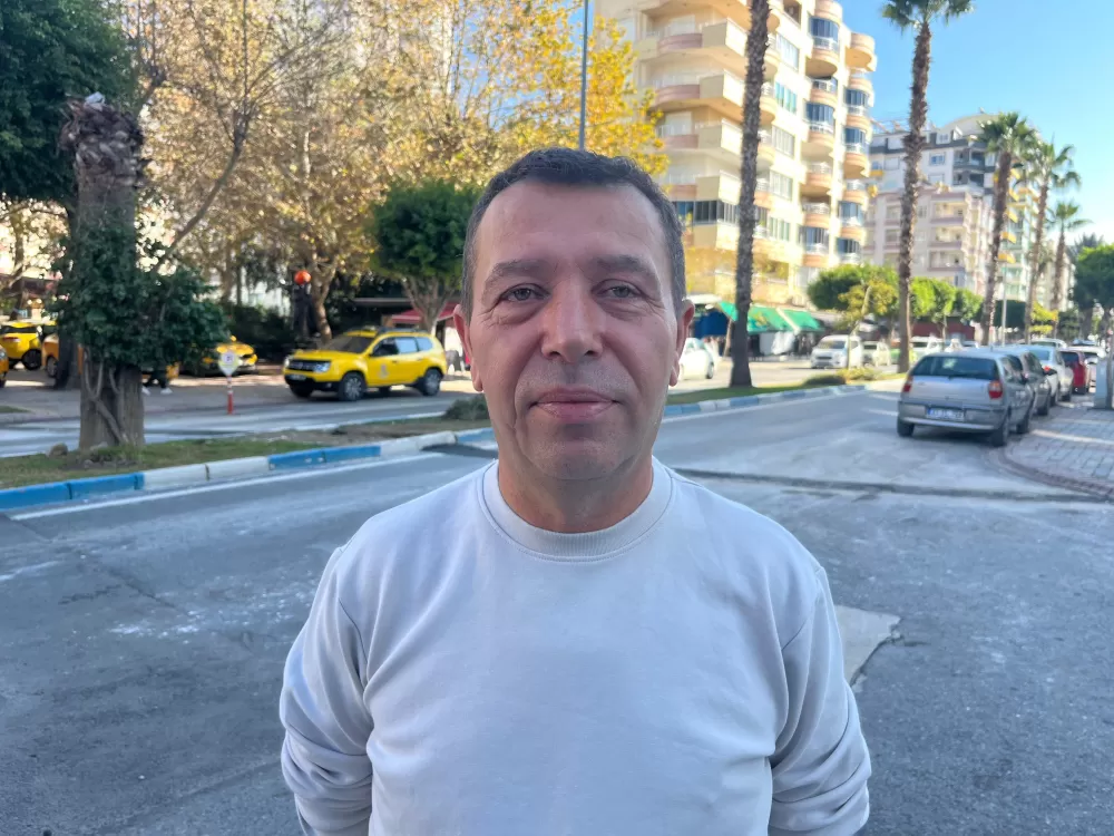 Alanya'da Yolda oluşan çukurları görünce dayanamayan esnaf kum ve çakılla çukurları kendisi kapattı