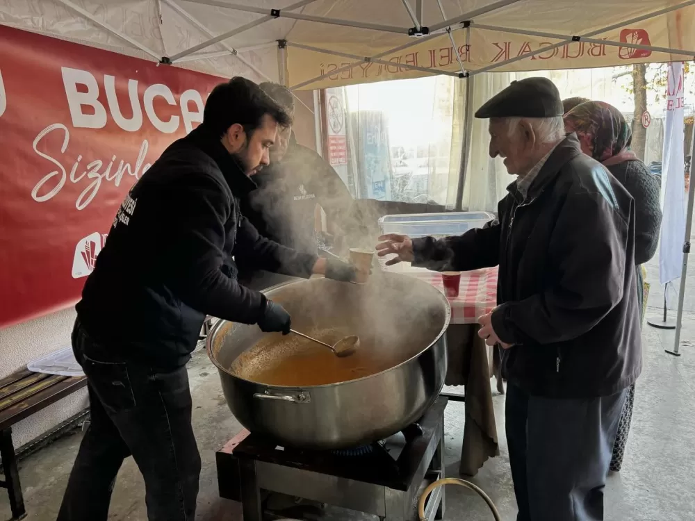 Bucak Belediyesi geleneği sürdürüyor! Vatandaş ve esnafa sıcacık çorba
