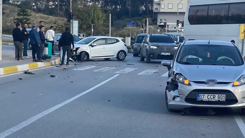 Manavgat'ta iki otomobil çarpıştı, sürücülerden biri yaralandı
