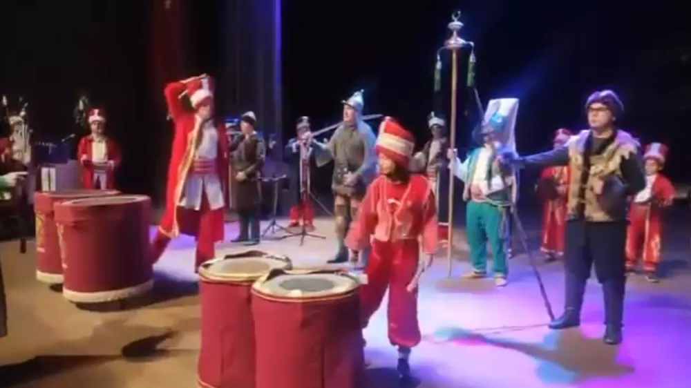 Mehteranda kösü düşmana vurur gibi vuran genç sosyal medyayı salladı