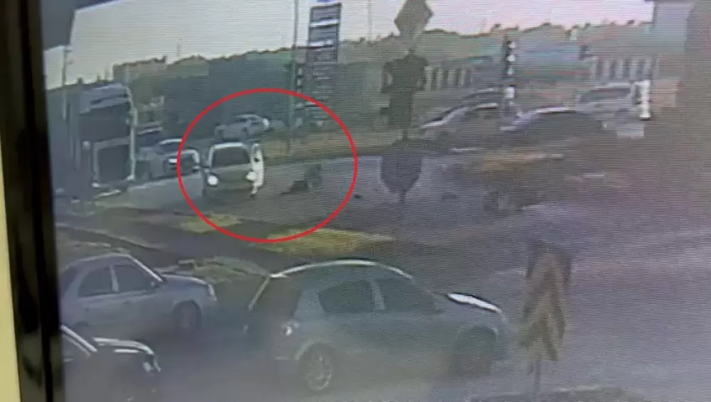 Otomobille çarpışan motosikletli yola savruldu: 1 yaralı