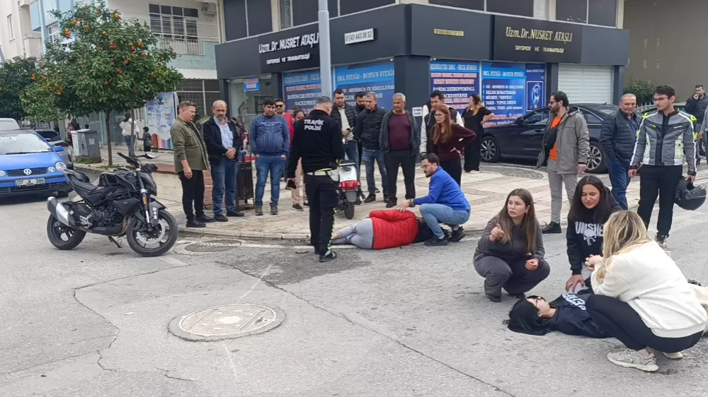 Motosikletler kavşakta çarpıştı, 2 kişi yaralandı: Kaza anı kamerada