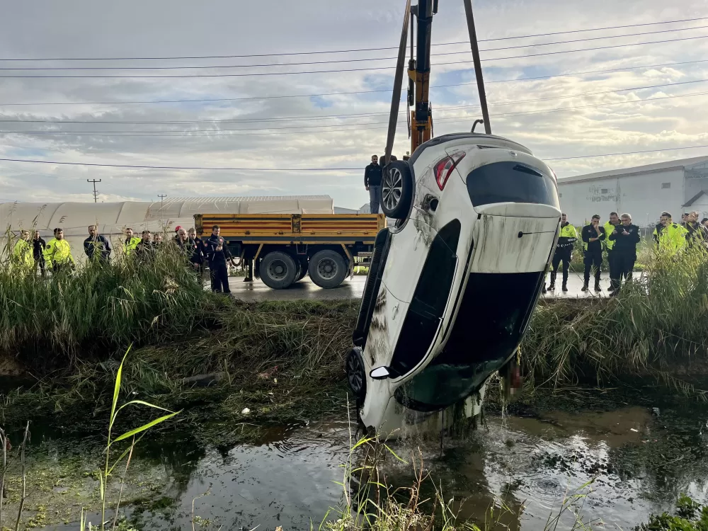Antalya'da gece evden otomobille ayrılan kadın, dereye düşen otomobilde hayatını kaybetti