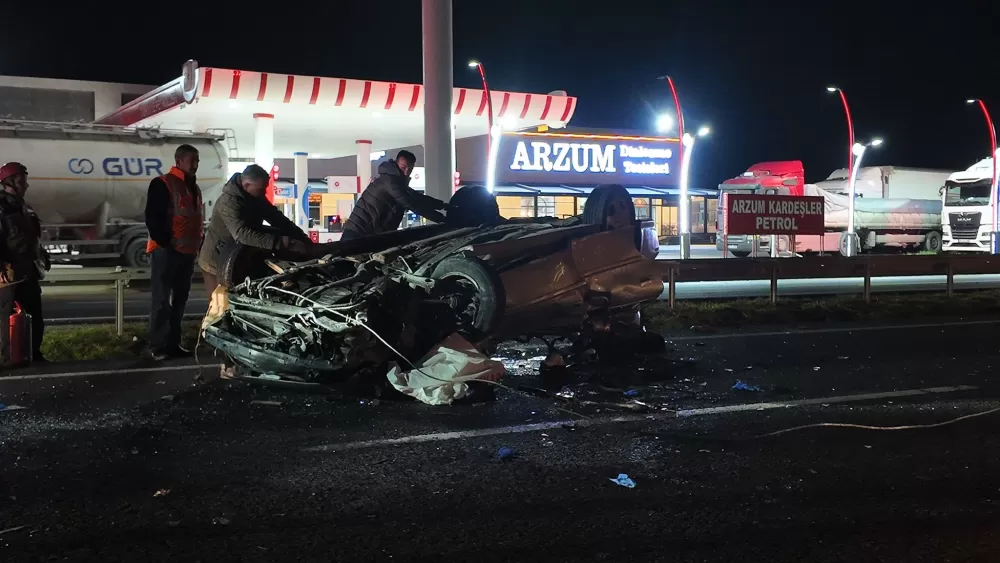 Ankara-Eskişehir yolu üzerinde otomobil, Tıra arkadan çarptı 1 ölü 1 ağır 3 yaralı