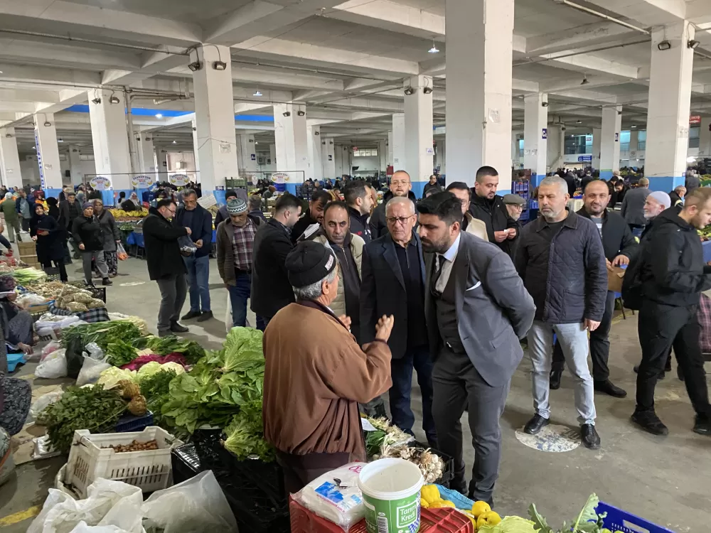 Başkan adayı Tuğcu’dan dev perşembe pazarı çıkartması! Esnaftan pazarda yoğun ilgi