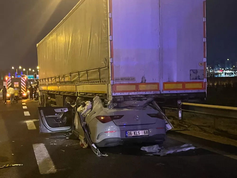 Ankara’da bir otomobil Dorsenin altına girdi 2 ölü 1 ağır yaralı