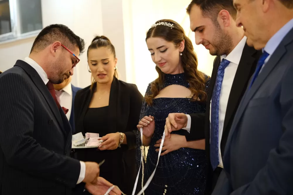 Başkan Ahmet Sedat Oktay, Korkuteli’nde nişan yüzüklerini taktı