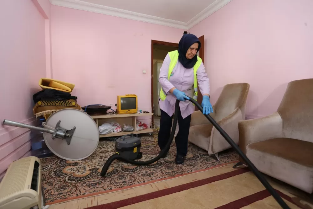 Yalnız yaşayan yaşlı kadına şefkat eli