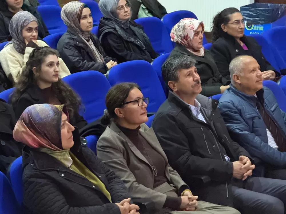 Bucak’ta ‘2025 Aile Yılı’ kapsamında velilere yönelik eğitim konferansı düzenlendi