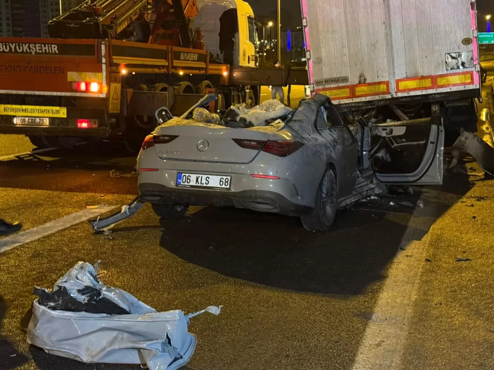 Ankara’da bir otomobil Dorsenin altına girdi 2 ölü 1 ağır yaralı