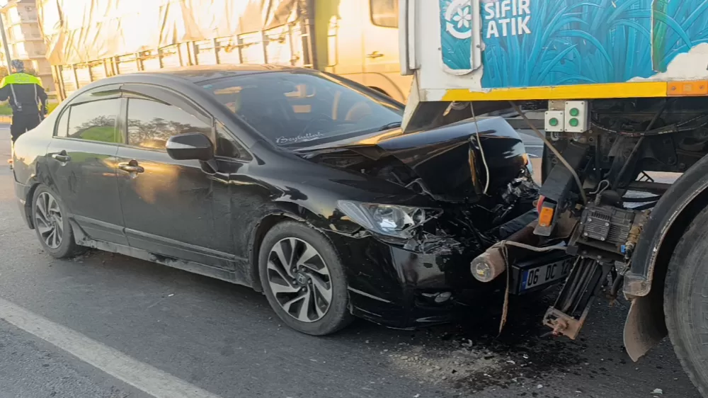 Otomobil yol süpürme aracıyla çarpıştı
