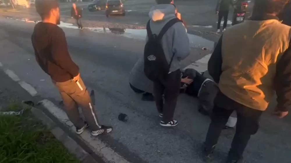 Otomobille çarpışan motosikletli metrelerce havaya savruldu