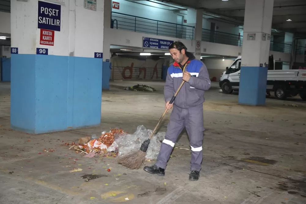 Bucak'ta pazar alanı pırıl pırıl oldu! Ekipler tertemiz yaptı