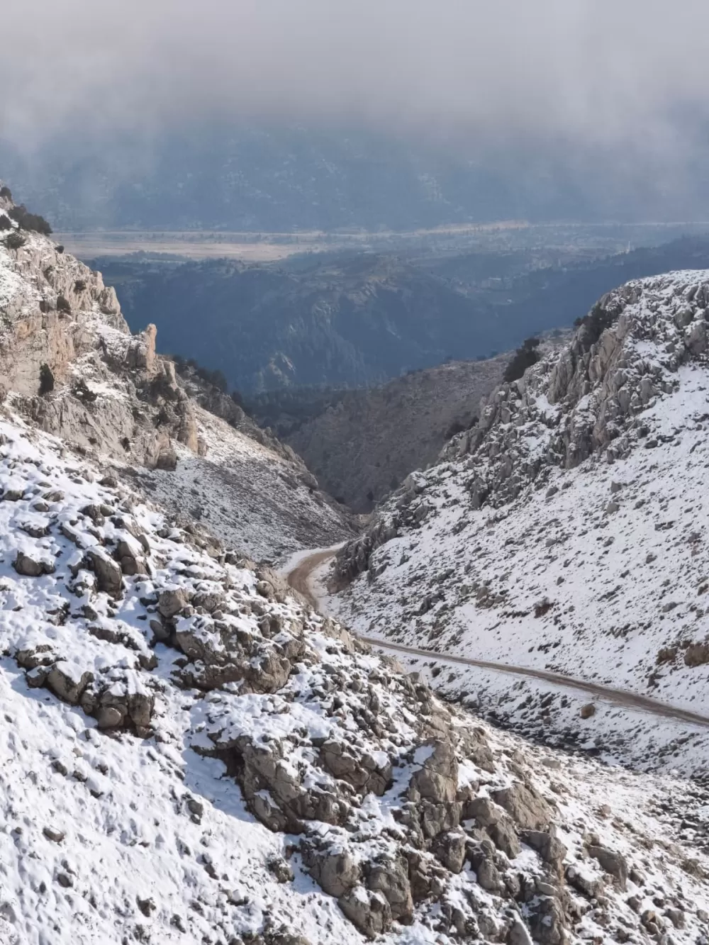 Kaş'ın yüksek kesimleri beyaza büründü