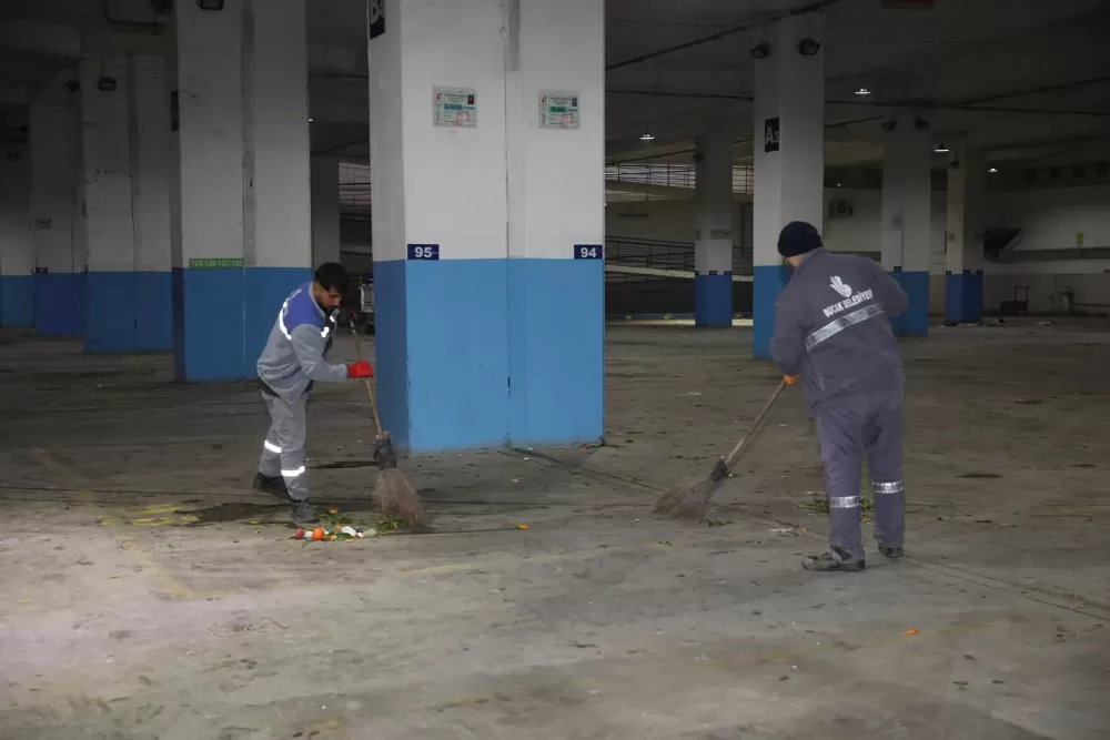 Bucak'ta pazar alanı pırıl pırıl oldu! Ekipler tertemiz yaptı