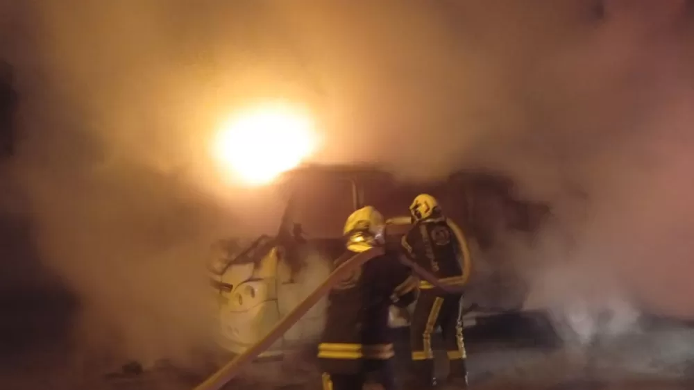 Park halindeki minibüs alev aldı