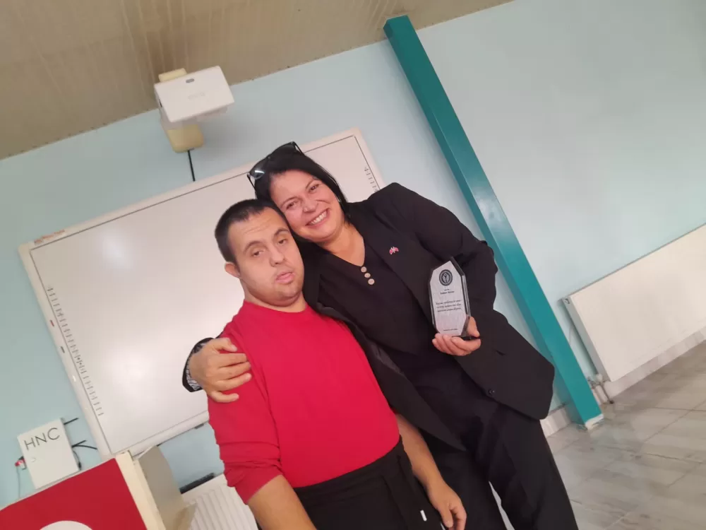 Başkan Fatime Savaş Öğüt’e özel çocuklar gününde plaket