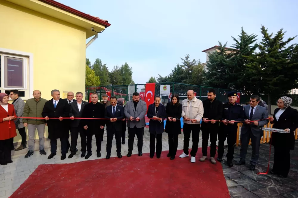 Burdur’da yeni spor alanı öğrencilerin kullanımına açıldı Vali Bilgihan açılışa katıldı