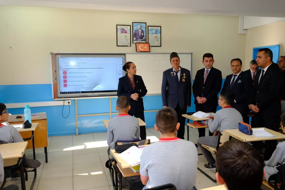 Vali Bilgihan, Gölhisar’daki köy ve okulda incelemelerde bulundu