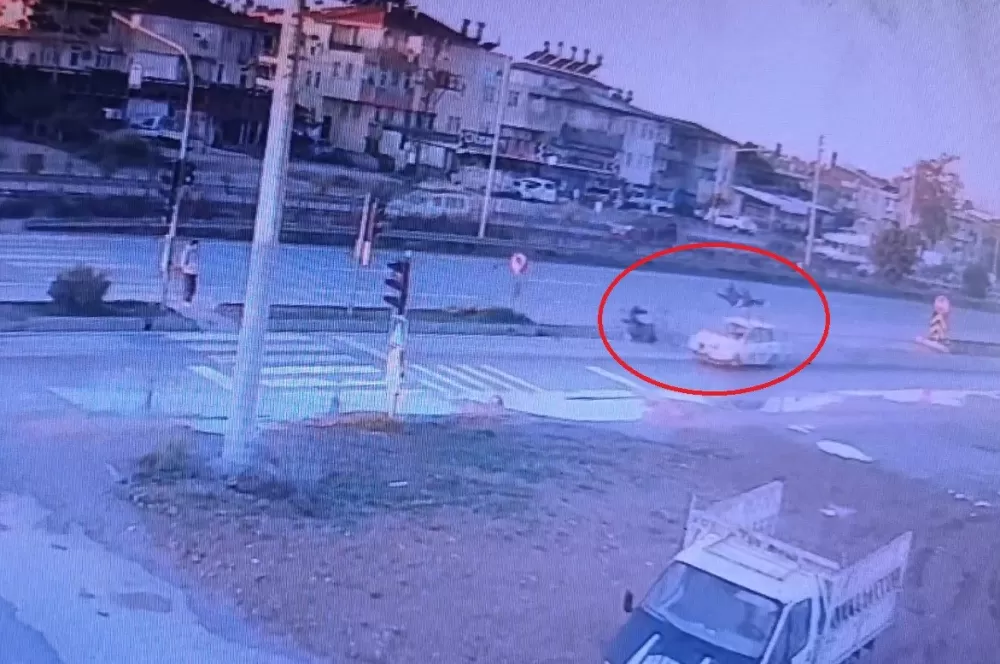 Otomobille çarpışan motosikletli metrelerce havaya savruldu