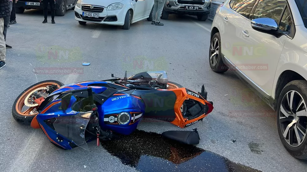 Bucak'ta motosiklet 2 araca çarptı Sürücü yaralandı