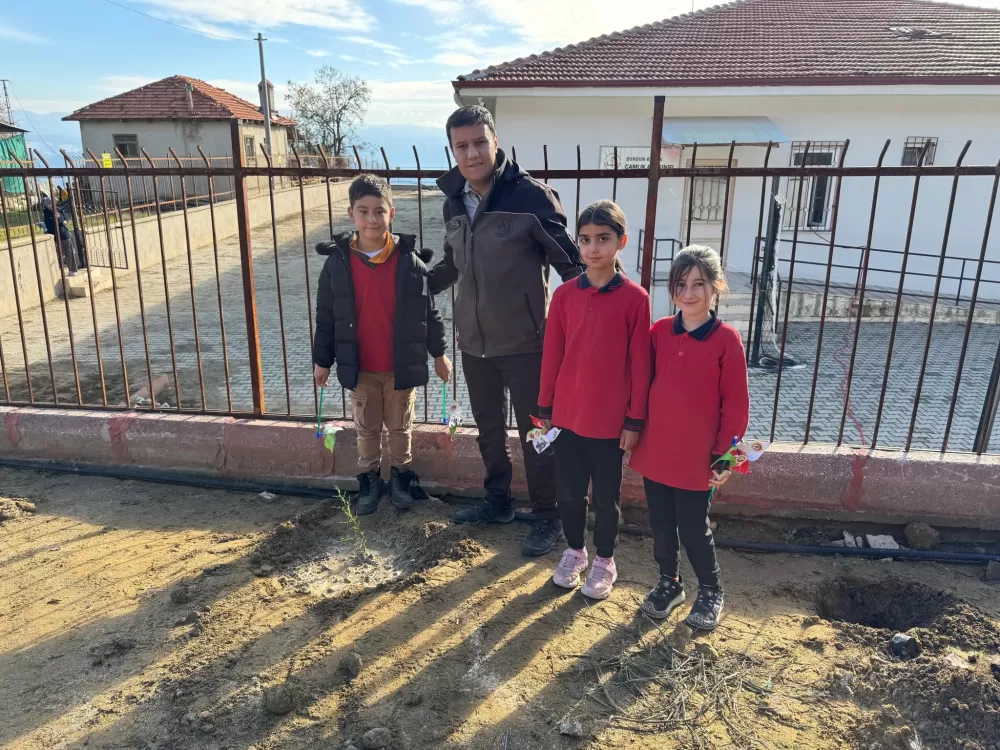 Bucak'ta minikler fidanları toprakla buluşturdu