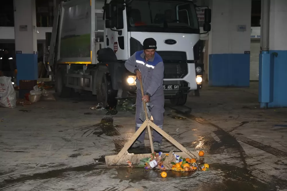 Bucak'ta pazar alanı pırıl pırıl oldu! Ekipler tertemiz yaptı