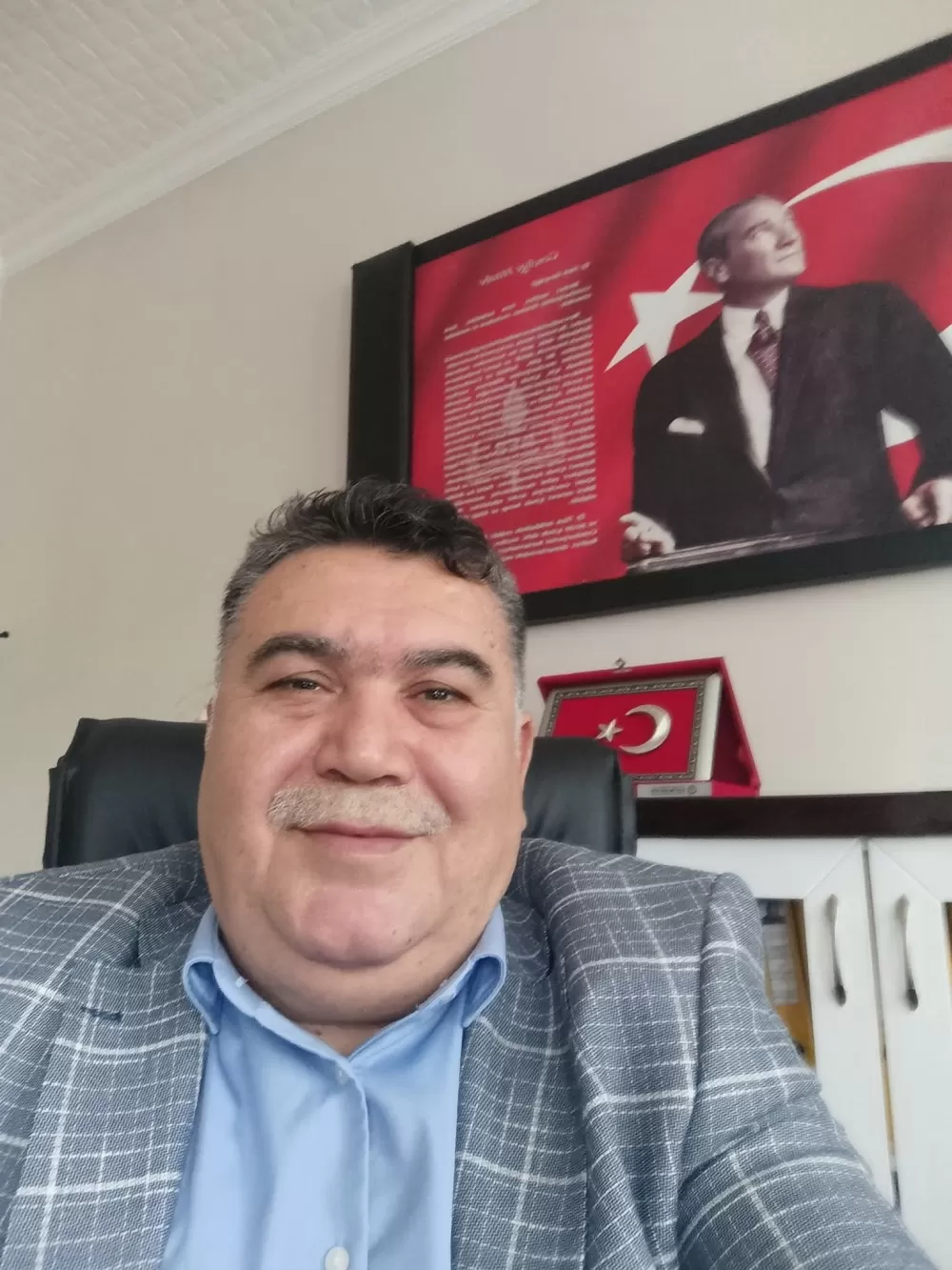 Hem öğrenci, hem okul müdürü olarak voleybolda kupalar kaldırmayı başardı