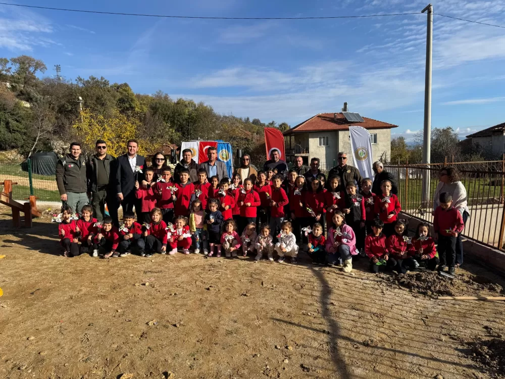 Bucak'ta minikler fidanları toprakla buluşturdu