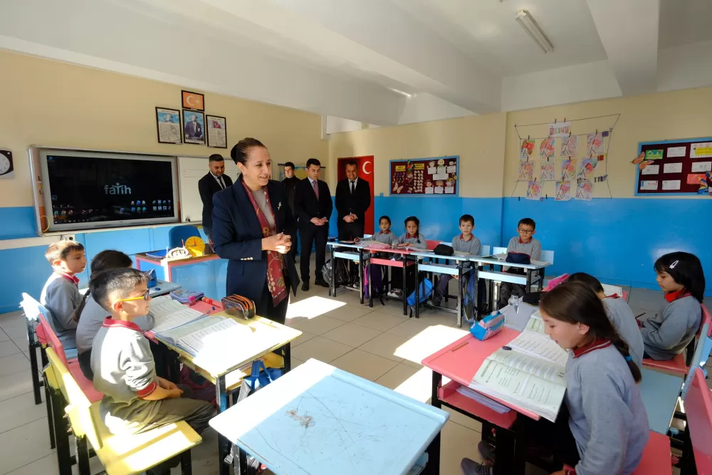 Vali Bilgihan, Gölhisar’daki köy ve okulda incelemelerde bulundu