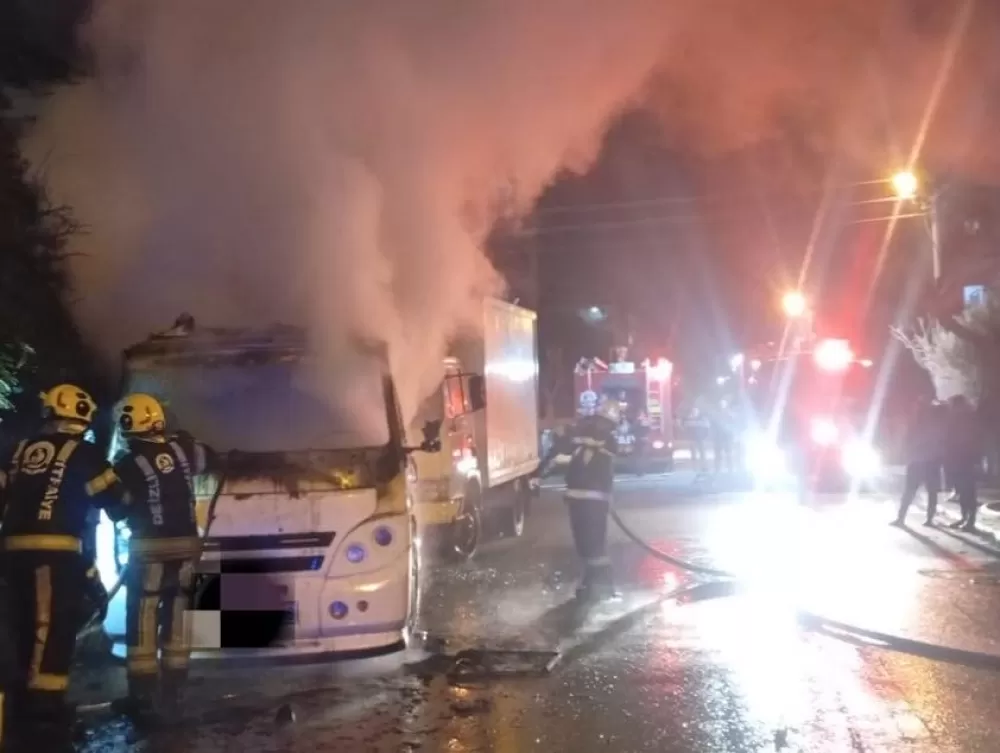 Park halindeki minibüs alev aldı