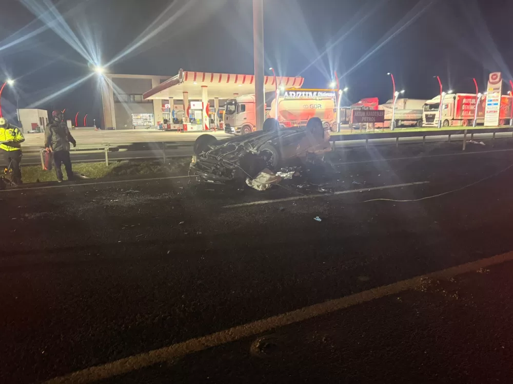 Ankara-Eskişehir yolu üzerinde otomobil, Tıra arkadan çarptı 1 ölü 1 ağır 3 yaralı