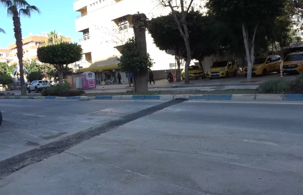 Alanya'da Yolda oluşan çukurları görünce dayanamayan esnaf kum ve çakılla çukurları kendisi kapattı