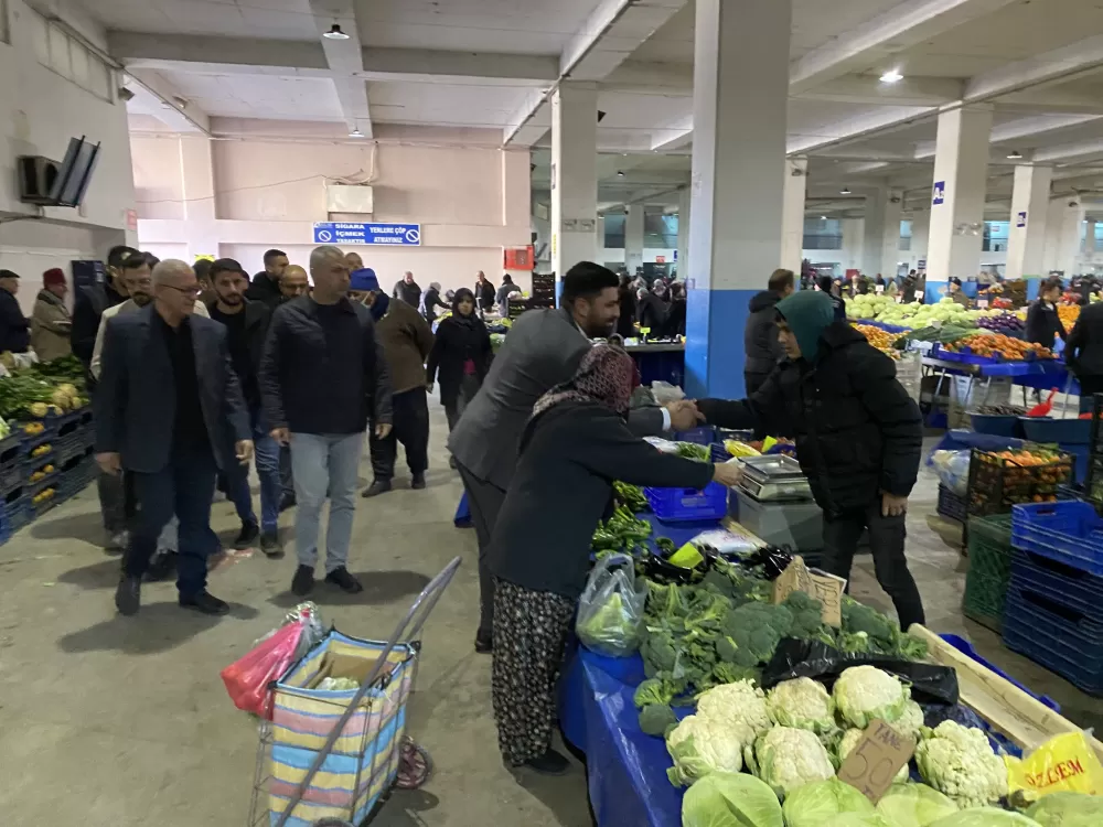 Başkan adayı Tuğcu’dan dev perşembe pazarı çıkartması! Esnaftan pazarda yoğun ilgi